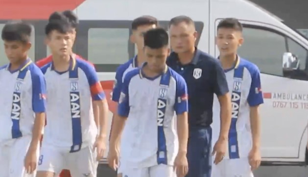 VIDEO: Một HLV Việt Nam đánh học trò ngay trên sân bóng