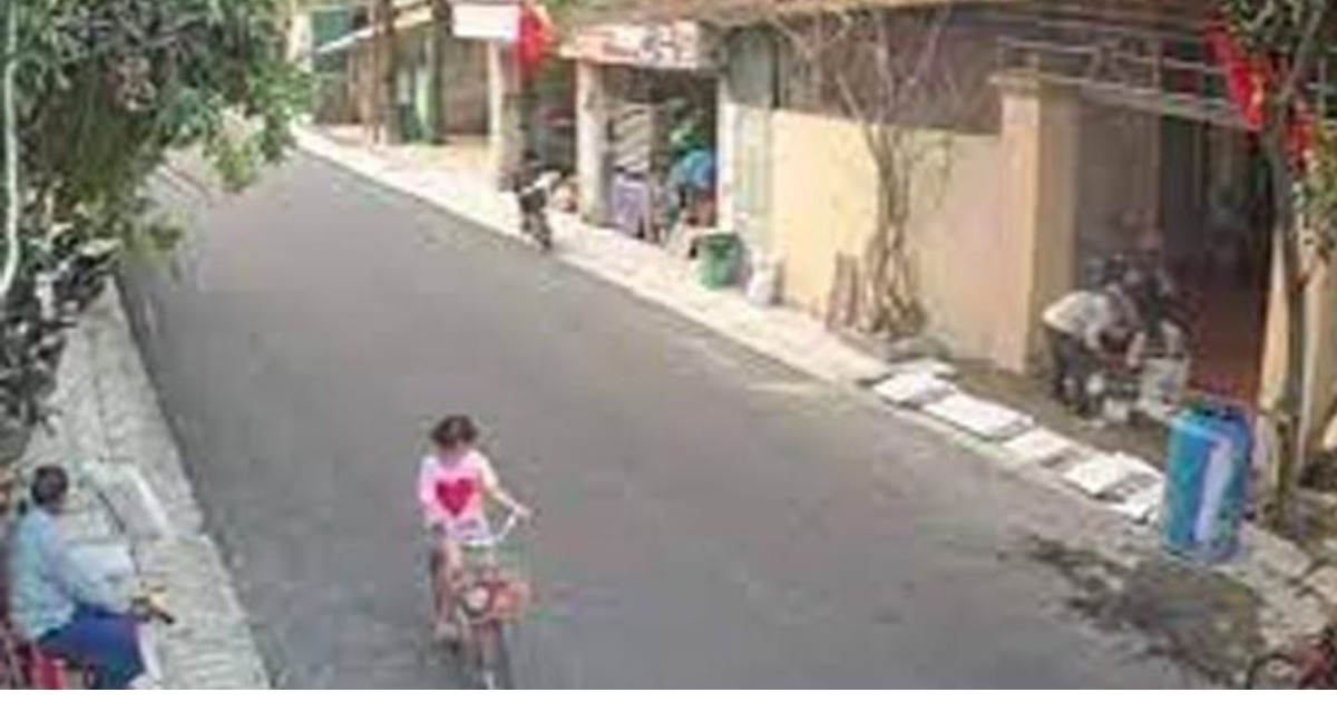 Bé gái ở Thanh Hóa đạp xe đi lạc hơn 50km sang Ninh Bình