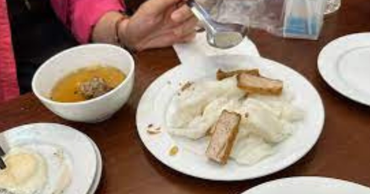 Hà Nội: Khách ăn bánh cuốn ở hàng nổi tiếng bị chuột nhảy lên người?