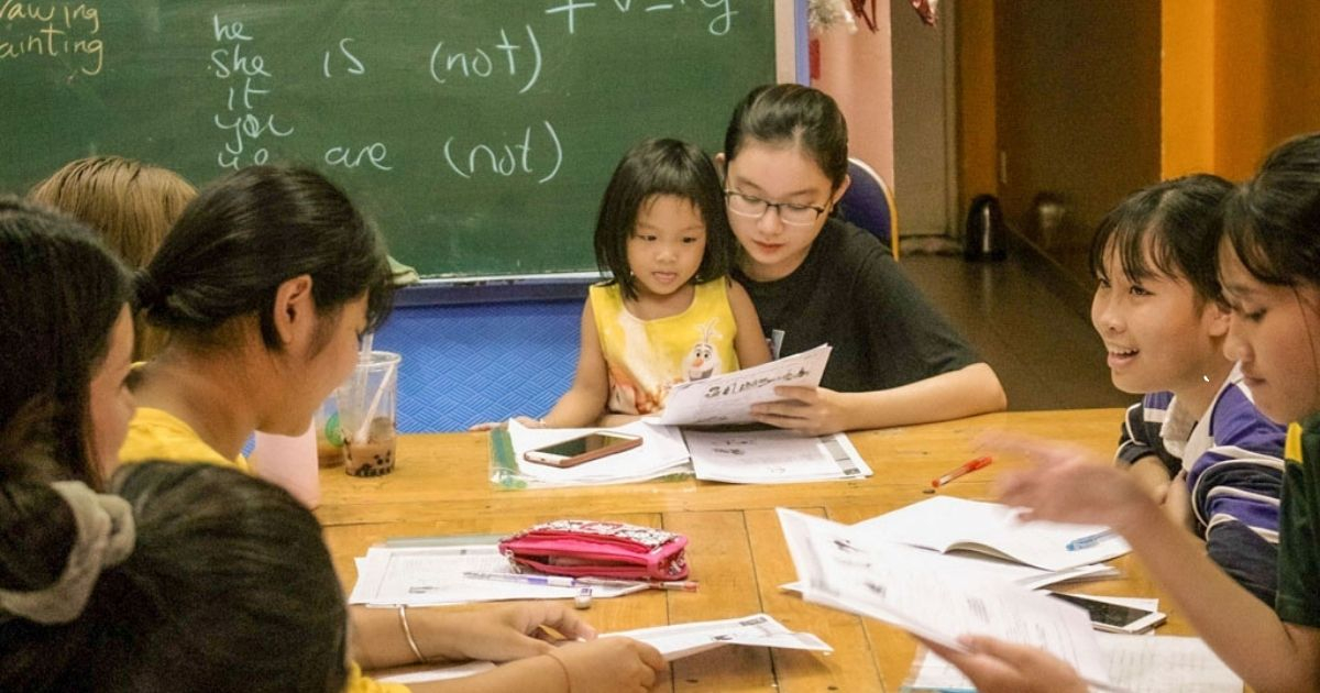 Lớp học tiếng Anh cho trẻ em khó khăn tại chùa Diệu Pháp