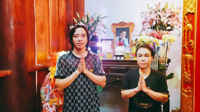 Việt Hương cùng chồng đến thắp hương cho nghệ sĩ Chí Tài, nhắn nhủ đầy xúc động
