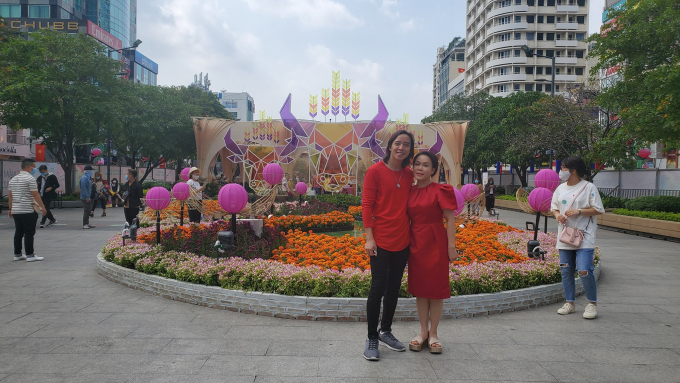 Việt Hương cùng chồng đến thắp hương cho nghệ sĩ Chí Tài, nhắn nhủ đầy xúc động