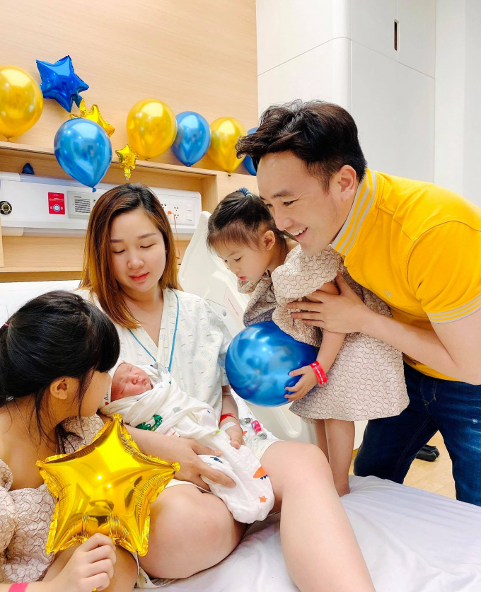 Dương Ngọc Thái và vợ thu thập mô cuống rốn của con trai mới sinh để lưu trữ tế bào gốc