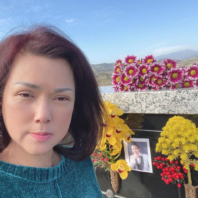 100 ngày mất của nghệ sĩ Chí Tài: Bé Heo nghẹn ngào trước mộ phần chồng, nhiều nghệ sĩ ngậm ngùi thương nhớ