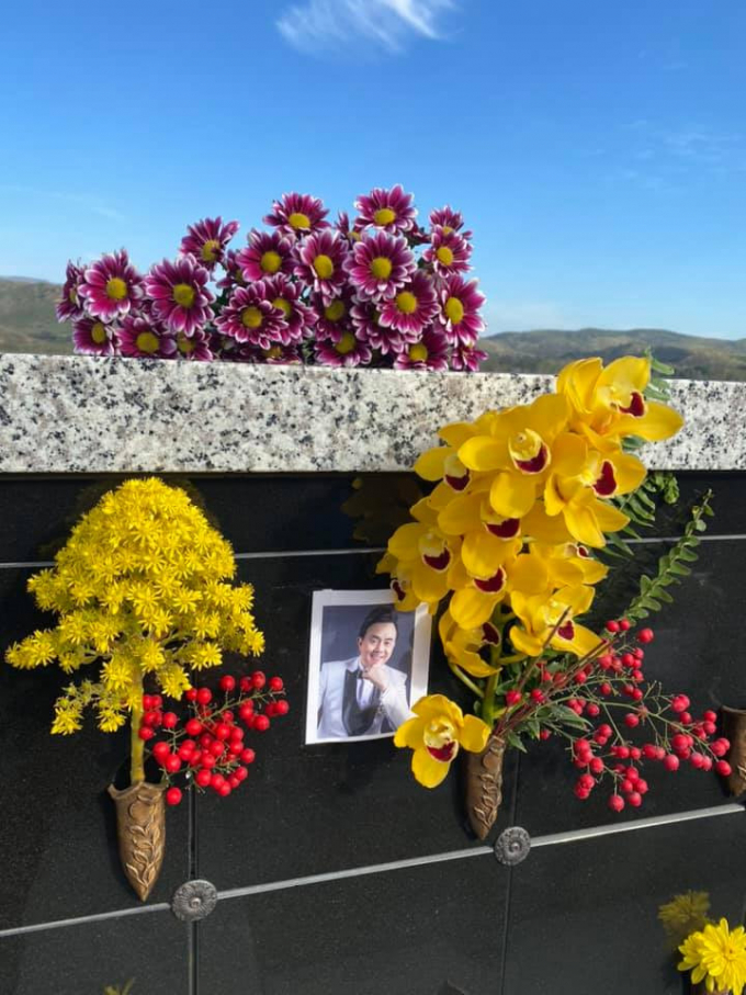 100 ngày mất của nghệ sĩ Chí Tài: Bé Heo nghẹn ngào trước mộ phần chồng, nhiều nghệ sĩ ngậm ngùi thương nhớ