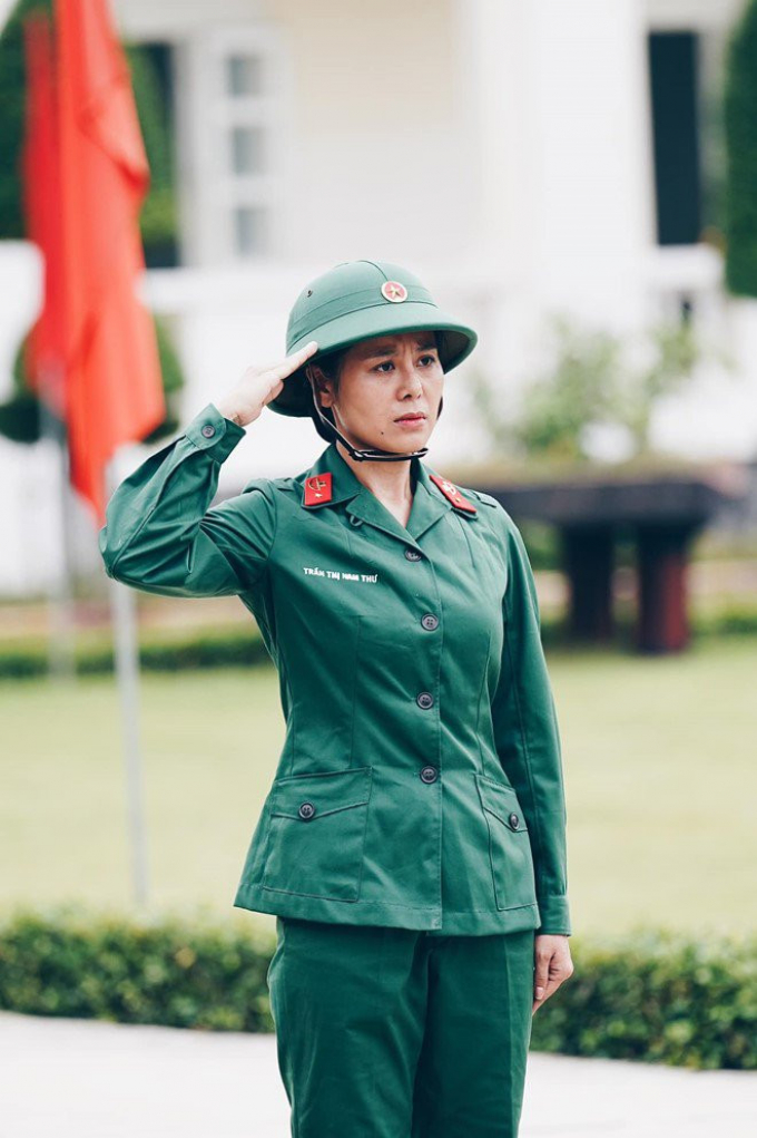 Hết làm nữ chiến sỹ, Nam Thư vào rừng đua xe, cắt tóc úp nồi đỏ rực đầy nổi bật