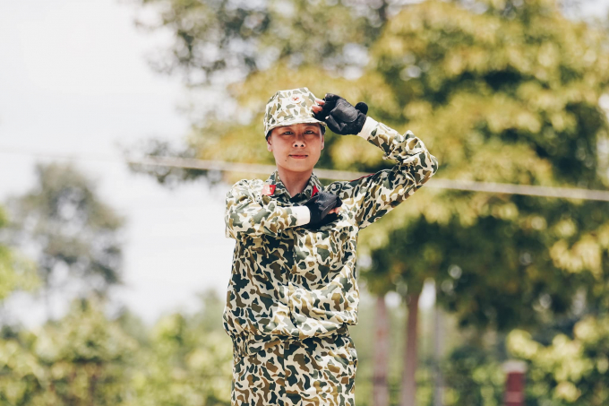 Hết làm nữ chiến sỹ, Nam Thư vào rừng đua xe, cắt tóc úp nồi đỏ rực đầy nổi bật