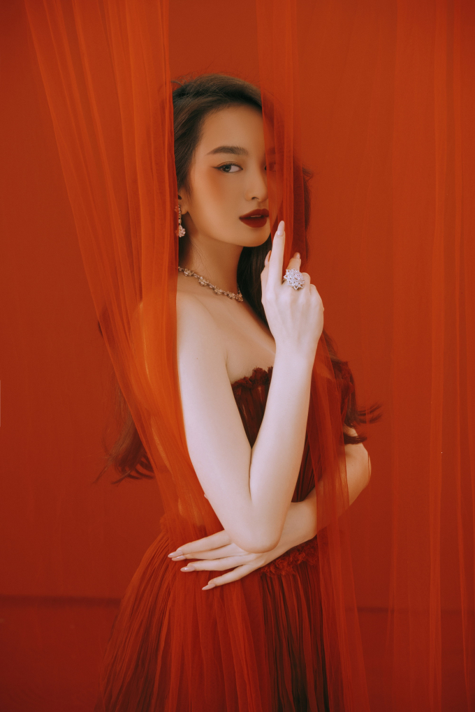 Kaity Nguyễn hóa quý cô hồng trà chào đón tuổi 22