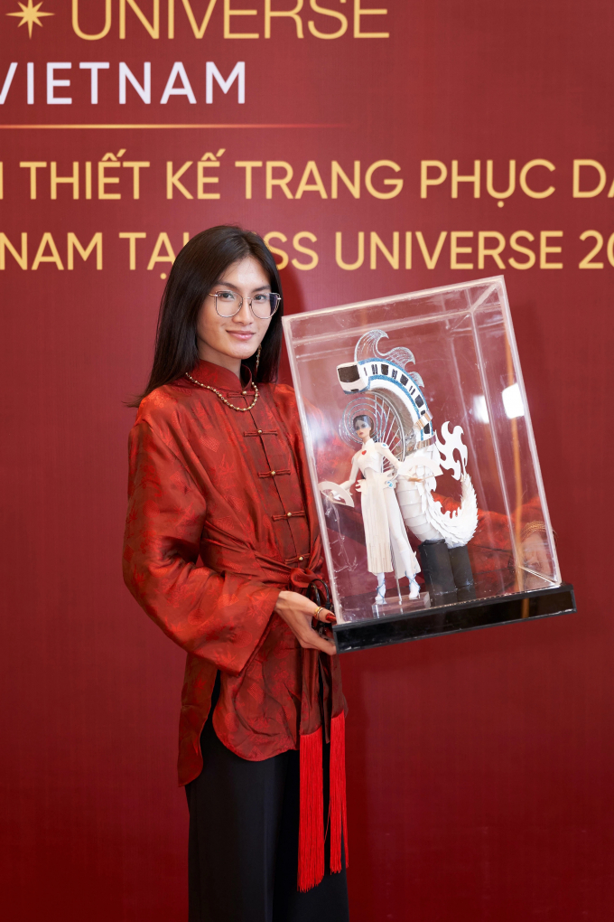 Lộ diện trang phục dân tộc siêu to khổng lồ của Khánh Vân sẽ mặc tại Miss Universe 2020