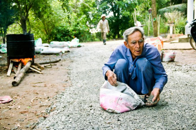 Cụ già 82 tuổi vẫn miệt mài bắc cầu, làm đường miễn phí suốt 40 năm, nghe lý do ai cũng chạnh lòng