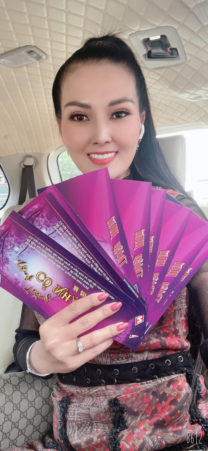 Sau 8 năm, Hoa hậu Kim Thoa xuất hiện trên sân khấu Vầng trăng cổ nhạc với vai trò mới