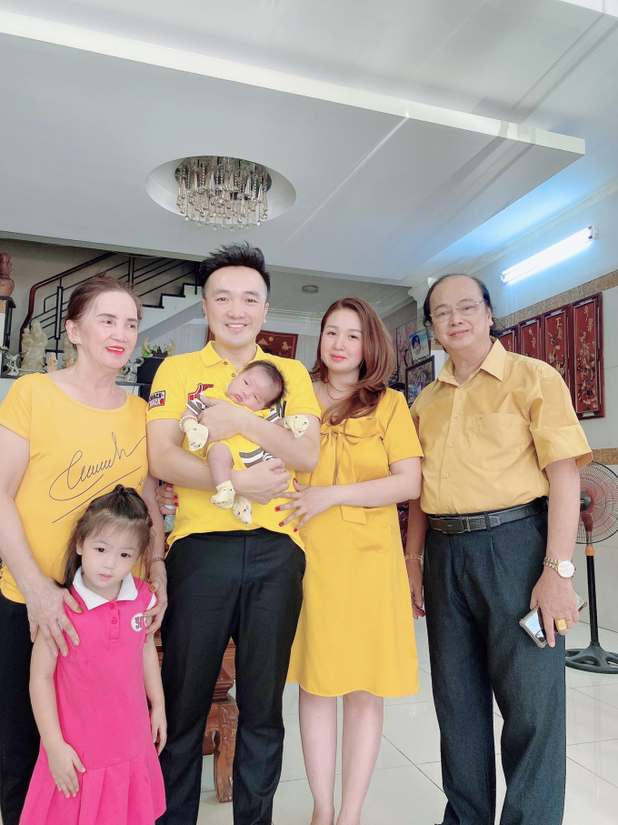 Gia đình Dương Ngọc Thái - Triệu Ái Vy hạnh phúc tổ chức đầy tháng cho quý tử