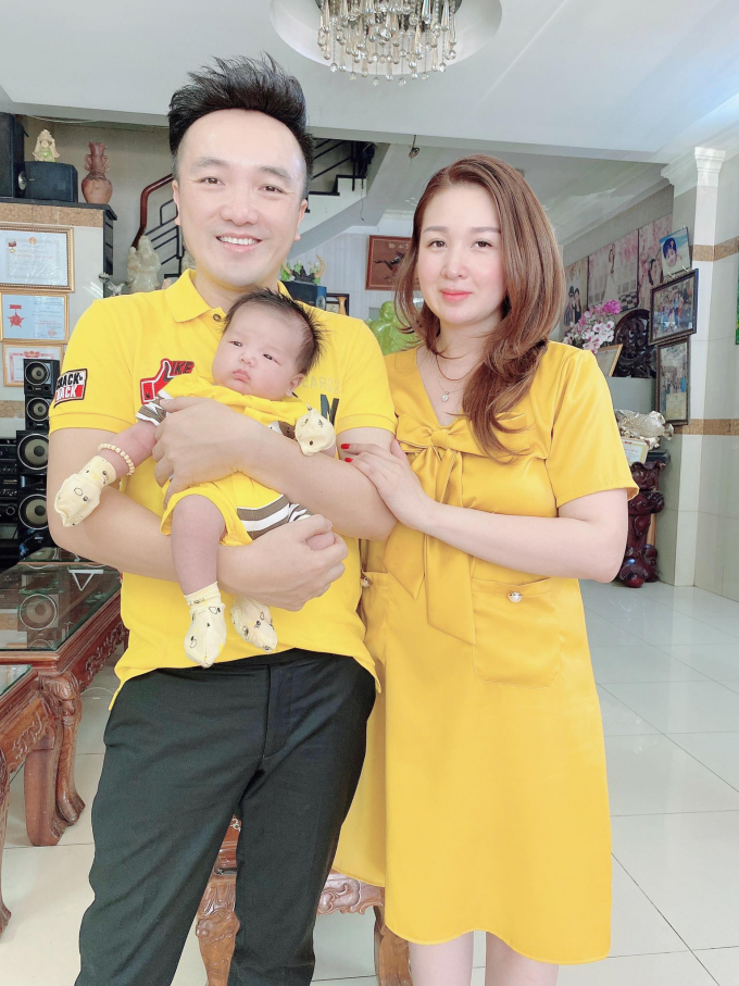Gia đình Dương Ngọc Thái - Triệu Ái Vy hạnh phúc tổ chức đầy tháng cho quý tử