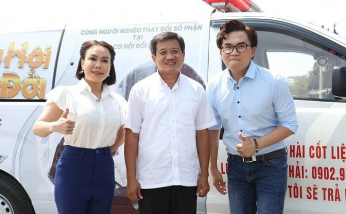 Nghệ sĩ Việt Hương chuyển cọc hơn 1 tỷ đồng, thực hiện lời hứa mua xe cứu thương tặng ông Đoàn Ngọc Hải