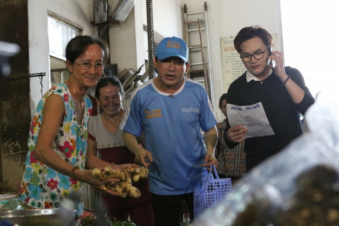 Cát Phượng, NSƯT Kim Tử Long cùng dàn nghệ sĩ đội mưa thực hiện thử thách giúp người nghèo