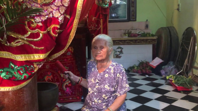 Nghệ sĩ Hồng Sáp bật khóc khi được Hoài Linh cho tiền, bươn chải kiếm tiền sinh hoạt ở tuổi 85