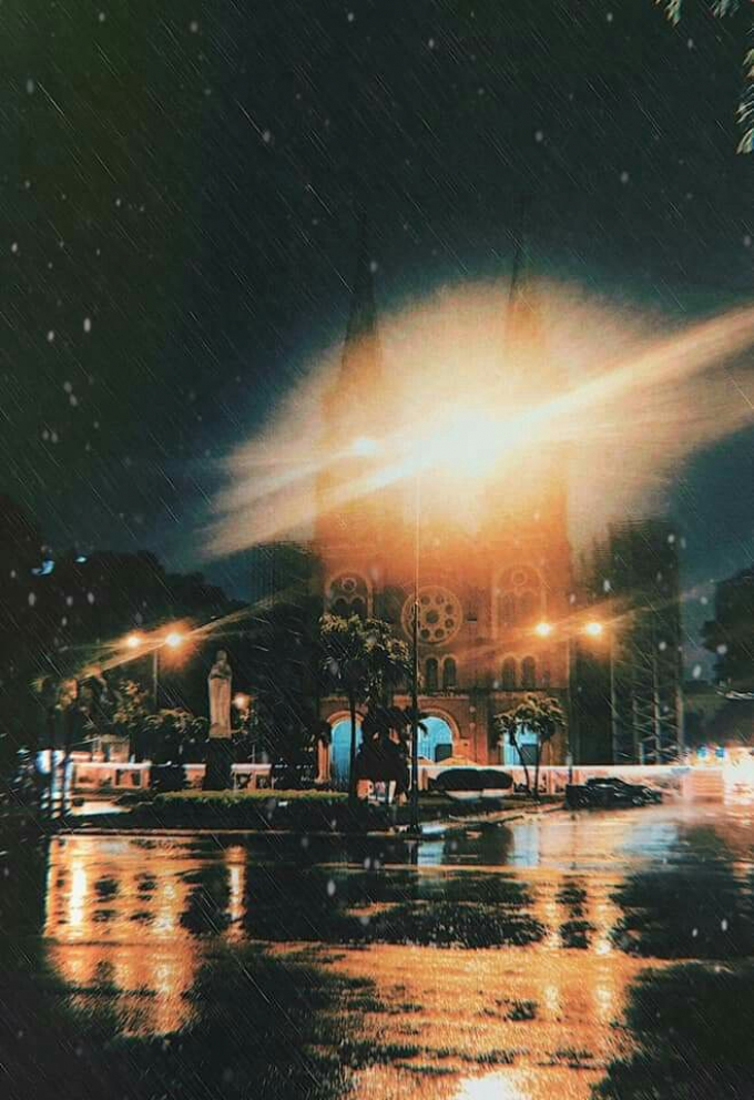 Sài Gòn mưa đầu mùa, bất ngờ như cách mình xa nhau