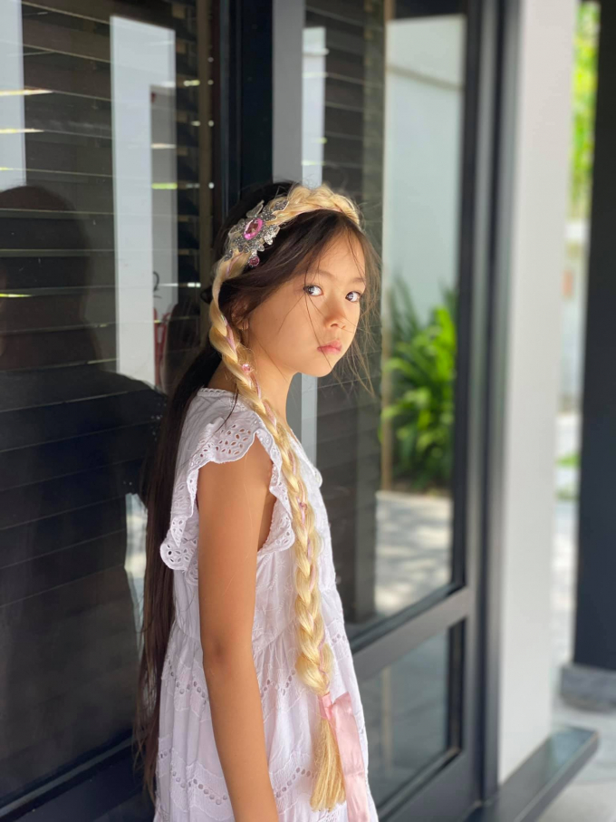 Đoan Trang khoe con gái xinh như thiên thần, mới 7 tuổi mà lanh lợi thế này