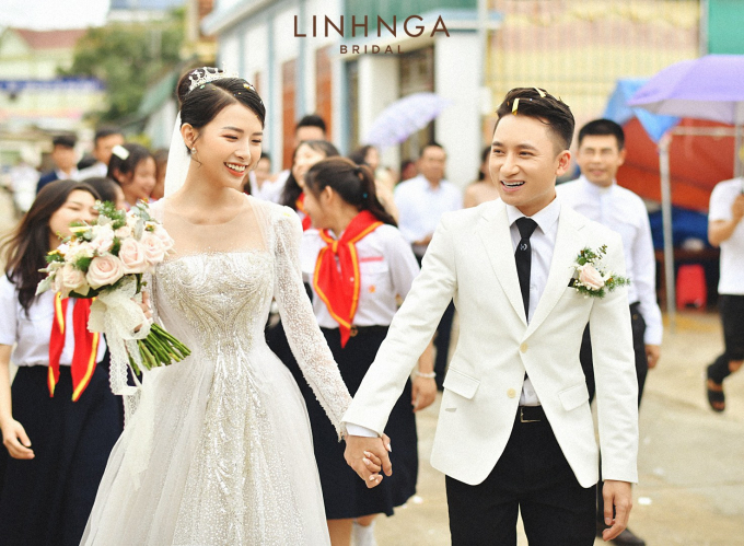 Đám cưới Phan Mạnh Quỳnh ở Nghệ An: cô dâu đeo vàng trĩu cổ rạng rỡ trước 700 khách mời