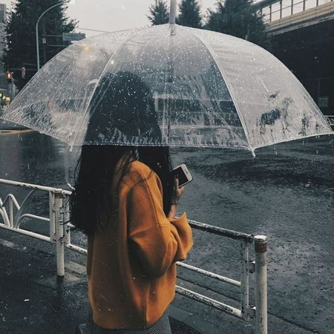 Cơn mưa Sài Gòn vội vã, sao ta không thử chậm lại để nhìn về phía nhau?