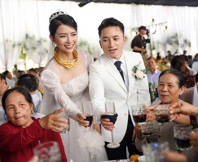 Đám cưới Phan Mạnh Quỳnh ở Nghệ An: cô dâu đeo vàng trĩu cổ rạng rỡ trước 700 khách mời
