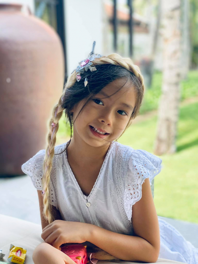 Đoan Trang khoe con gái xinh như thiên thần, mới 7 tuổi mà lanh lợi thế này