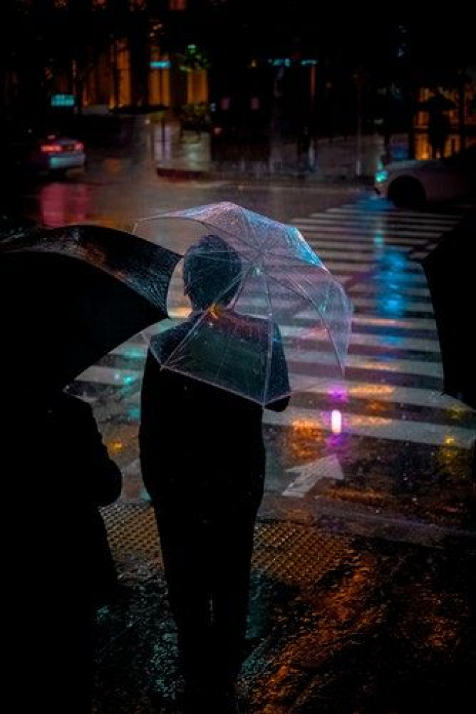 Cơn mưa Sài Gòn vội vã, sao ta không thử chậm lại để nhìn về phía nhau?