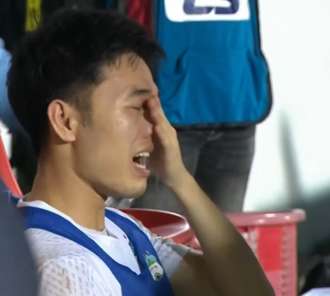 Xuân Trường khóc nức nở sau chiến thắng HN FC, giọt nước mắt dồn nén 6 năm và niềm tin vô địch V.League