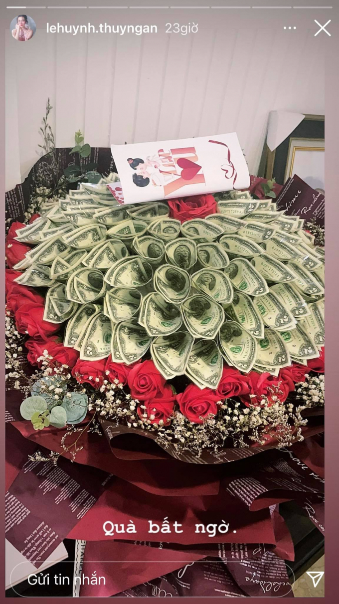 Thúy Ngân được tặng bó hoa toàn tiền đô, dân tình triệu hồi Trương Thế Vinh cưới được chưa