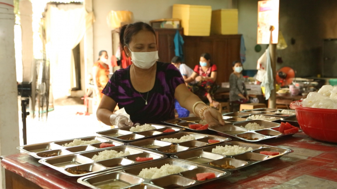 Nhà ăn tình thương cung cấp hơn 6000 suất cơm miễn phí cho học sinh và lao động nghèo
