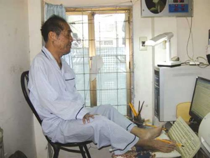 Hình tượng tuổi thơ: Thầy Nguyễn Ngọc Ký 26 năm miệt mài sáng tác bằng chân, ốm đau vẫn không từ bỏ