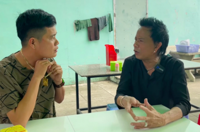 Xuất hiện clip danh hài Bảo Chung rửa chén thuê, thực hư cuộc sống của nam nghệ sĩ sau khi về Việt Nam