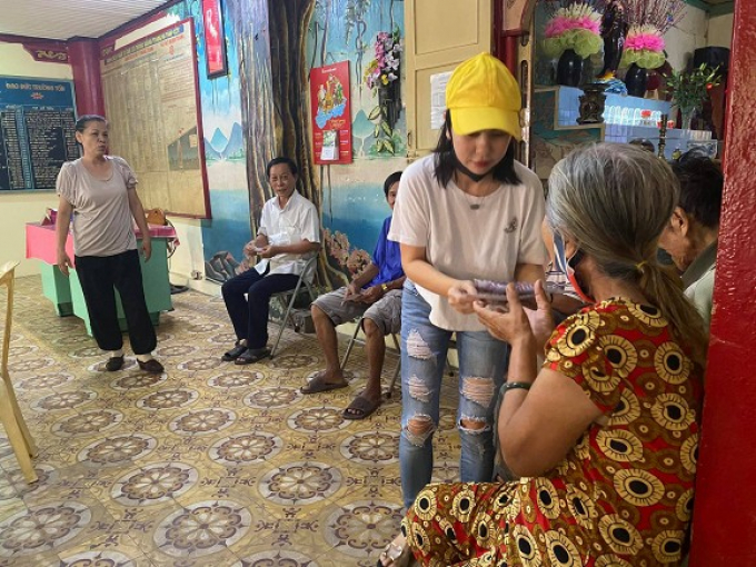 Cát Phượng kêu gọi quyên góp được gần 145 triệu đồng trùng tu mái chùa dột nát ở Kon Tum