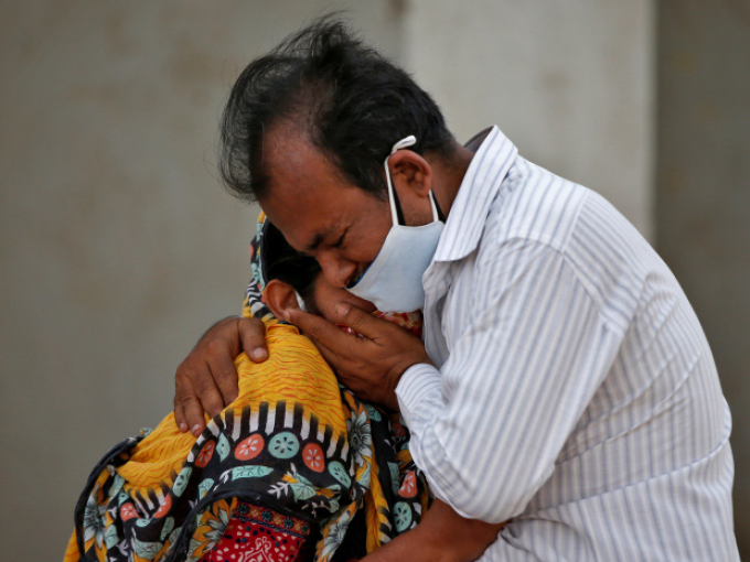 Sự thật xé lòng đằng sau bức ảnh vợ hôn chồng tới tấp trên xe ở Ấn Độ khiến thế giới chấn động