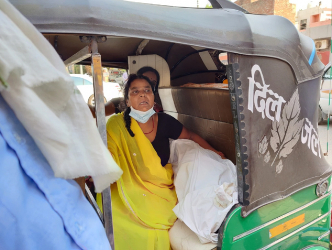 Ấn Độ: Người ngã la liệt ngoài phố, con chở mẹ đi hoả táng và hàng loạt cảnh tượng đau lòng