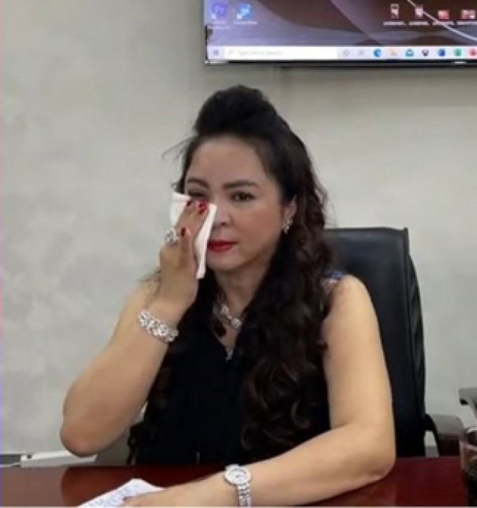Mạnh dạn vạch mặt NS Hoài Linh nhưng bà Phương Hằng bật khóc nức nở chỉ với 1 câu hỏi từ con trai