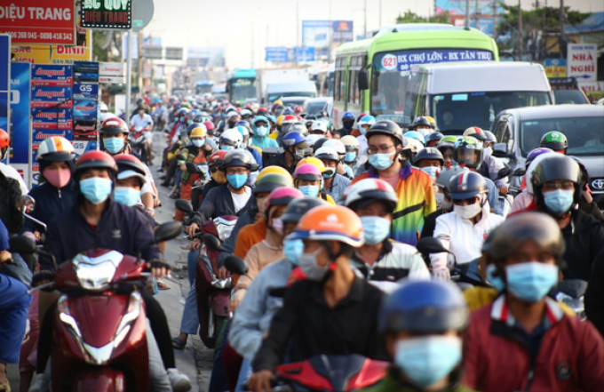 Ùn tắc kéo dài, người dân hít khói bụi ngày trở về sau kỳ nghỉ lễ, nhiều trẻ em gục ngay trên xe