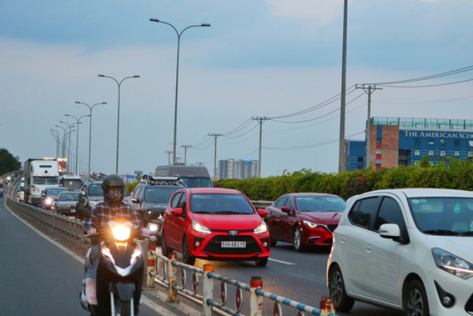 Ùn tắc kéo dài, người dân hít khói bụi ngày trở về sau kỳ nghỉ lễ, nhiều trẻ em gục ngay trên xe