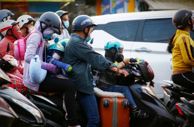 Ùn tắc kéo dài, người dân hít khói bụi ngày trở về sau kỳ nghỉ lễ, nhiều trẻ em gục ngay trên xe