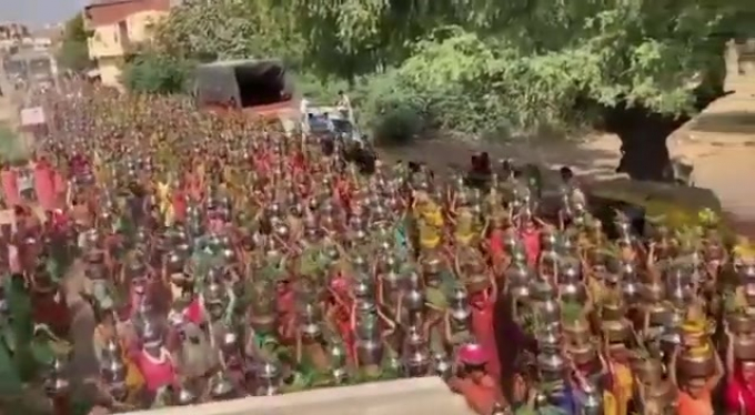 Lờ lệnh giãn cách, hàng nghìn người Ấn Độ tụ tập cầu nguyện mong covid-19 sớm qua