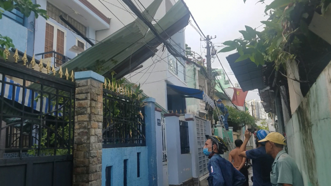 Hơn 20 năm Sài Gòn mới có trường hợp nhiều hộ dân Quận 8 tốc mái, tôn dài 2m bay thẳng vào nhà