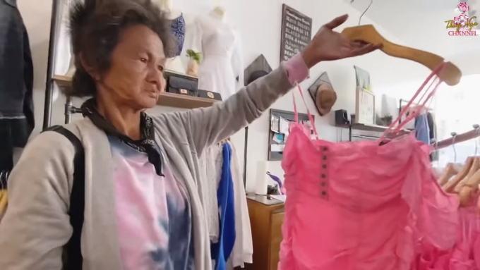 Ca sĩ Kim Ngân đi shopping đòi mua áo 2 dây gợi cảm sau khi sắm nội thất hơn 1000 đô