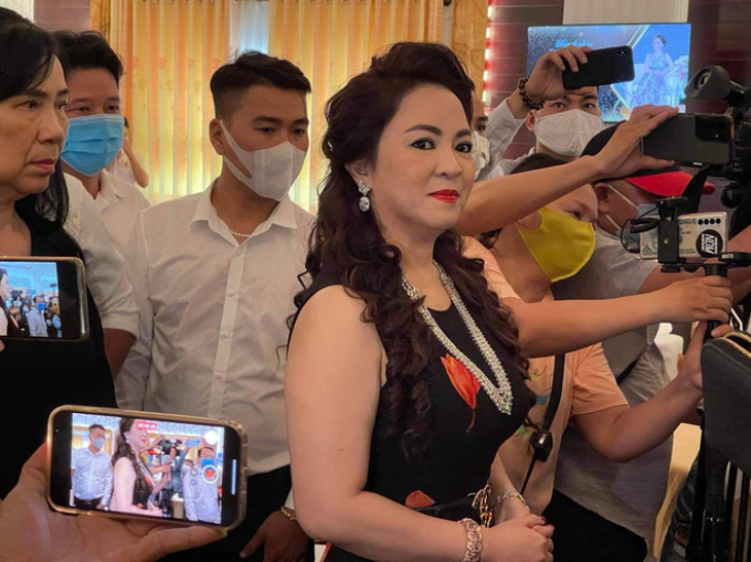 Bà Phương Hằng chơi lớn với cả giới nghệ sĩ Việt: Ngon kéo đến Đại Nam tao xử luôn một thể