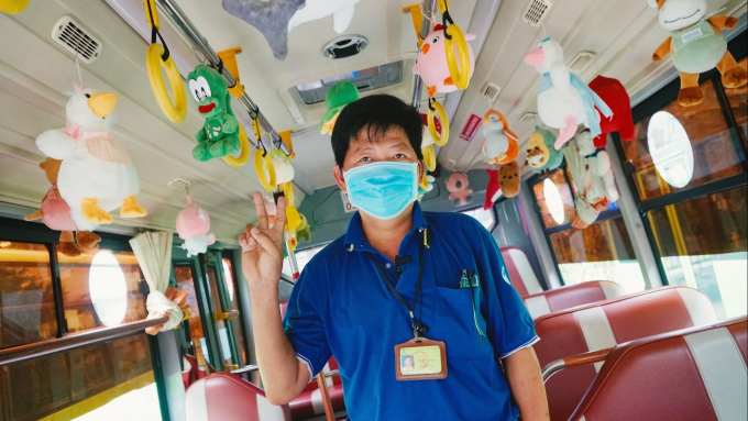 Giữa những ngày chống dịch căng thẳng, vẫn còn một điều tích cực đáng yêu trong chuyến xe bus vòng quanh Sài Gòn
