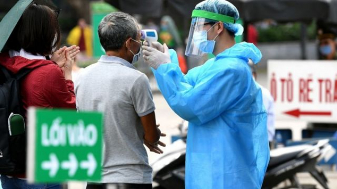 NÓNG: Hai vợ chồng bay cùng chuyên gia Trung Quốc, không khai báo y tế nghi nhiễm Covid-19, đi khắp Hà Nội
