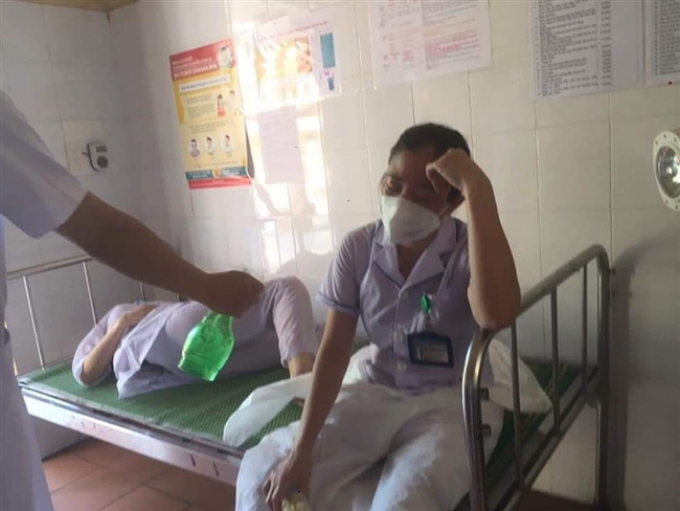Xót xa cảnh nữ y tá chợp mắt trong xe cấp cứu khi trắng đêm truy vết các ca nhiễm Covid-19