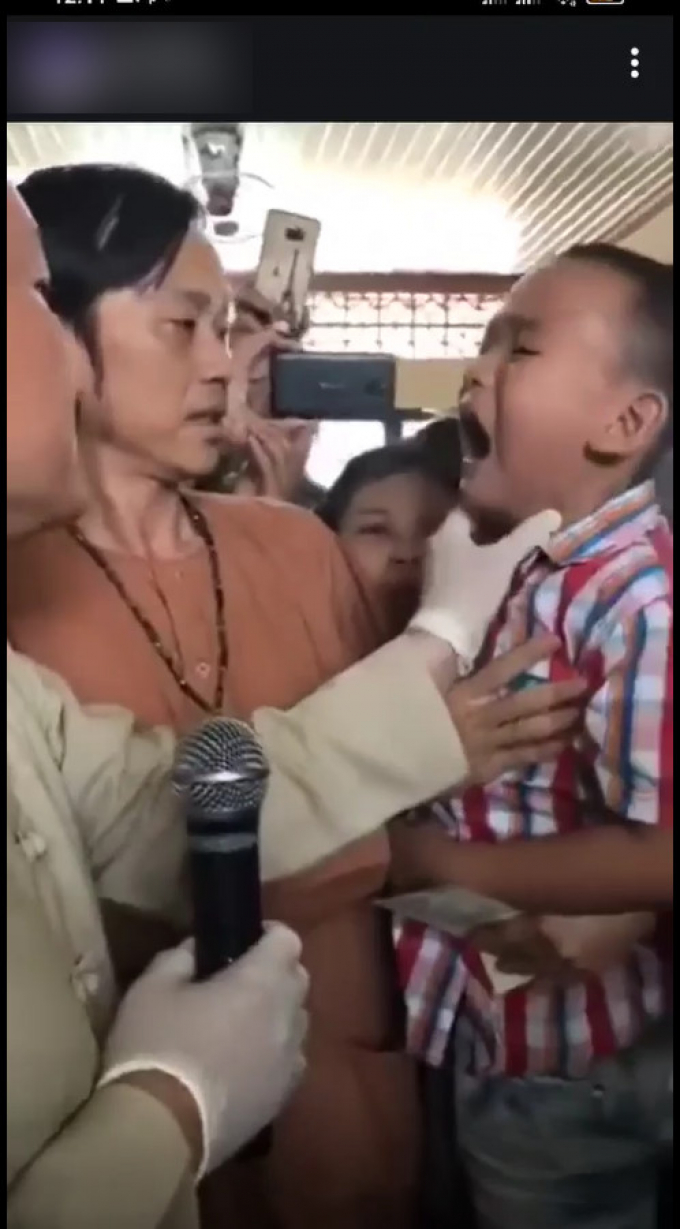 Xôn xao đoạn video nghệ sĩ Hoài Linh giúp ông Võ Hoàng Yên kéo lưỡi chữa câm