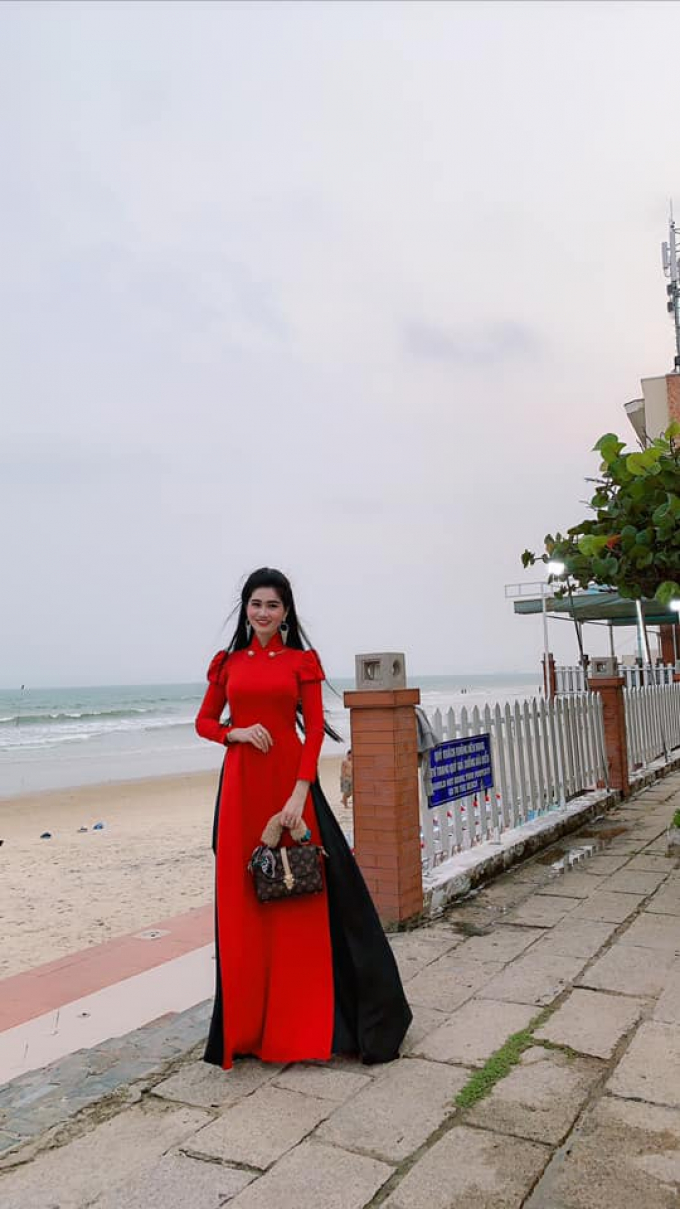 Hoa hậu Mai Phương Thảo chăm diện áo dài, khoe trọn vẻ đẹp nền nã cùng vóc dáng vạn người mê