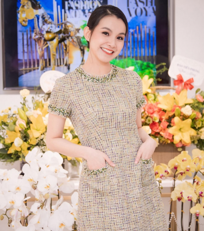 Hoa hậu Thùy Lâm Livestream khen Khánh Vân nhưng fans chỉ chú ý mặt mộc chị đẹp không tì vết
