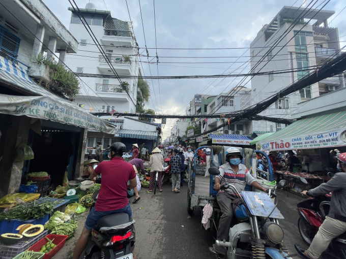 TP.HCM phong tỏa chợ Phú Nhuận và chợ Xóm Chiếu vì có ca nghi nhiễm Covid-19